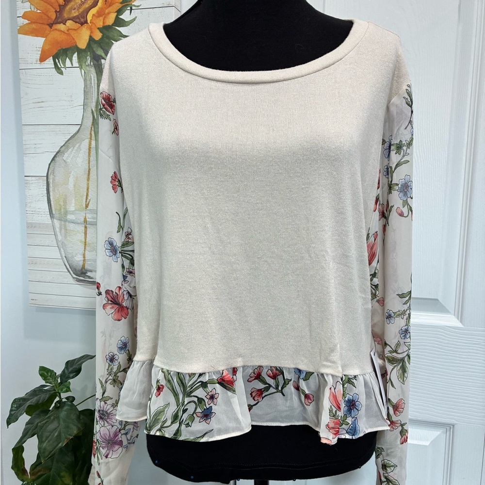 Chic Cream Floral Blouse with Ruffle Hem